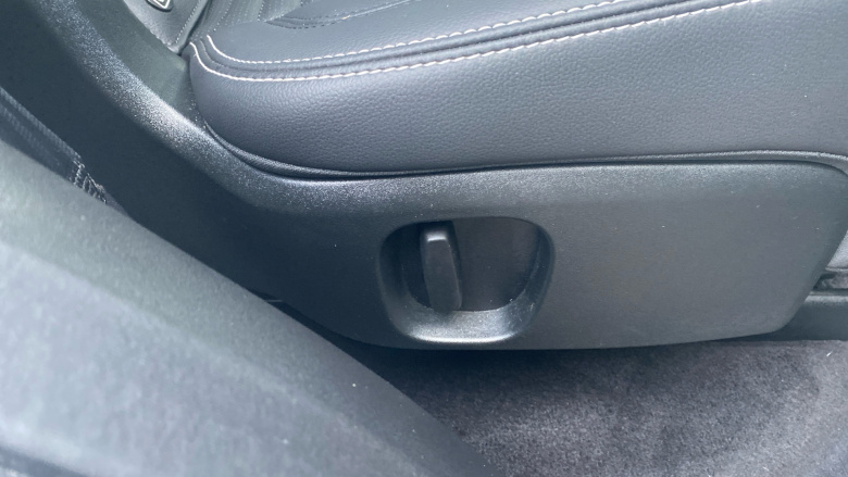 Land Rover Discovery 3.0 D300 Dynamic SE 5dr Auto Diesel Station Wagon